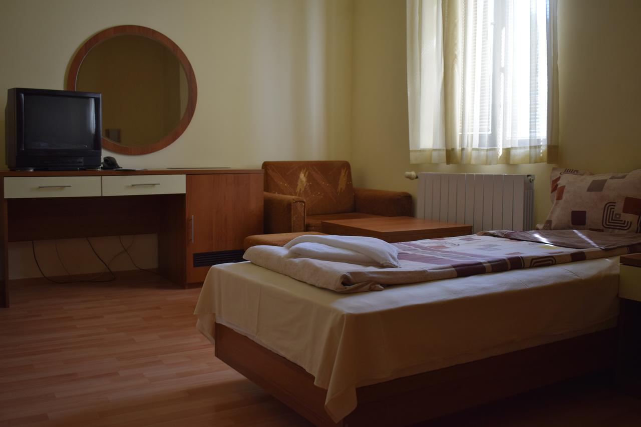 בנקיה Hotel Jeravna מראה חיצוני תמונה