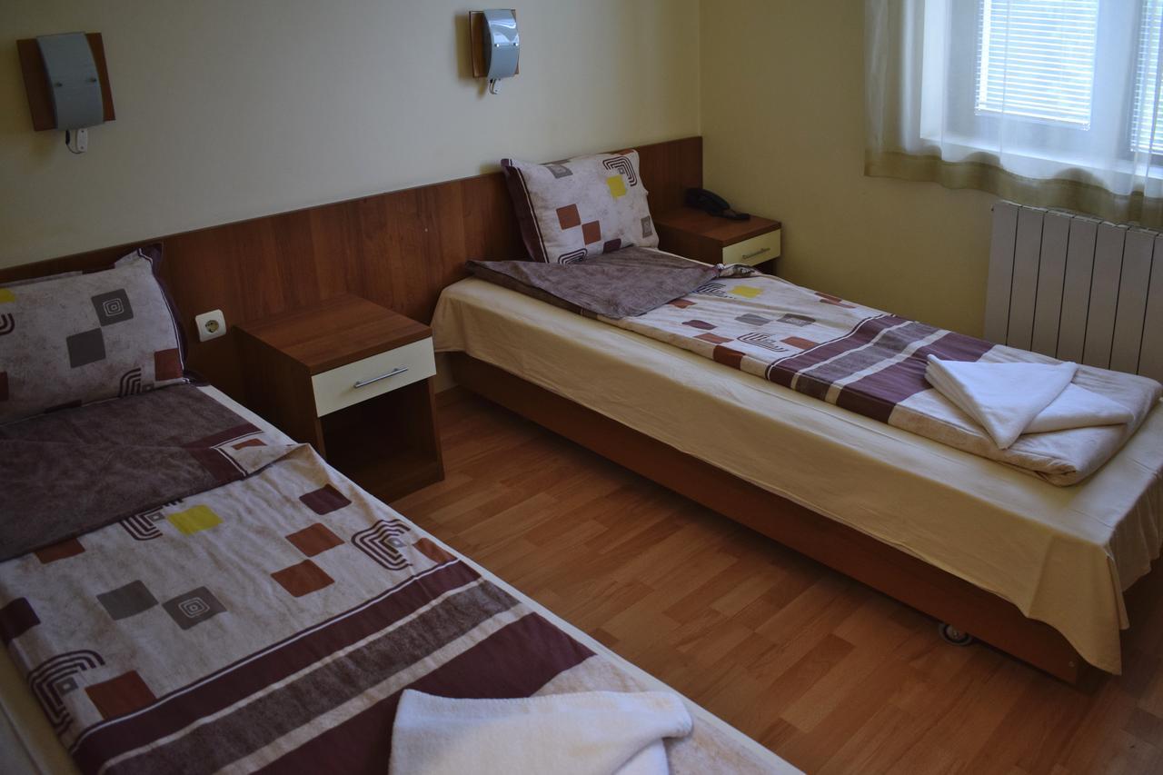 בנקיה Hotel Jeravna מראה חיצוני תמונה